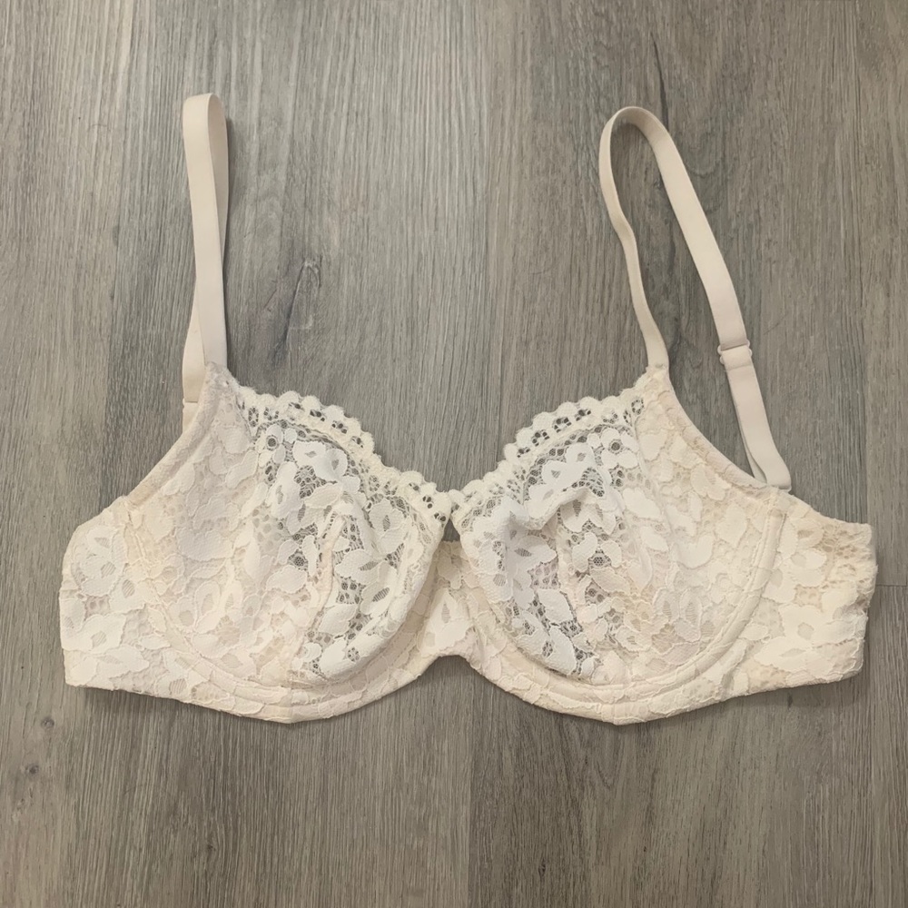 Victoria’s Secret laced white 32DD bra
